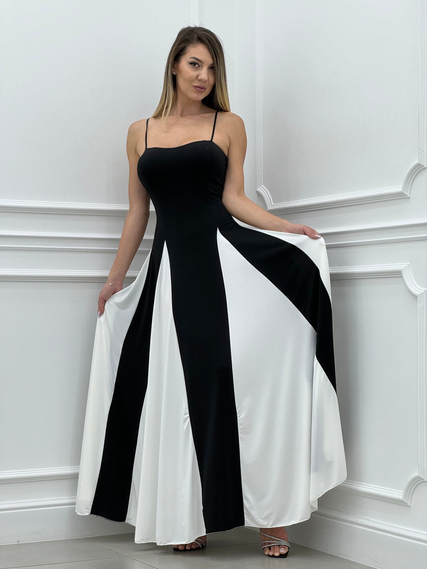 Ponadczasowa i elegancka tiulowa sukienka maxi z panelami i dekoltem w kształcie litery A