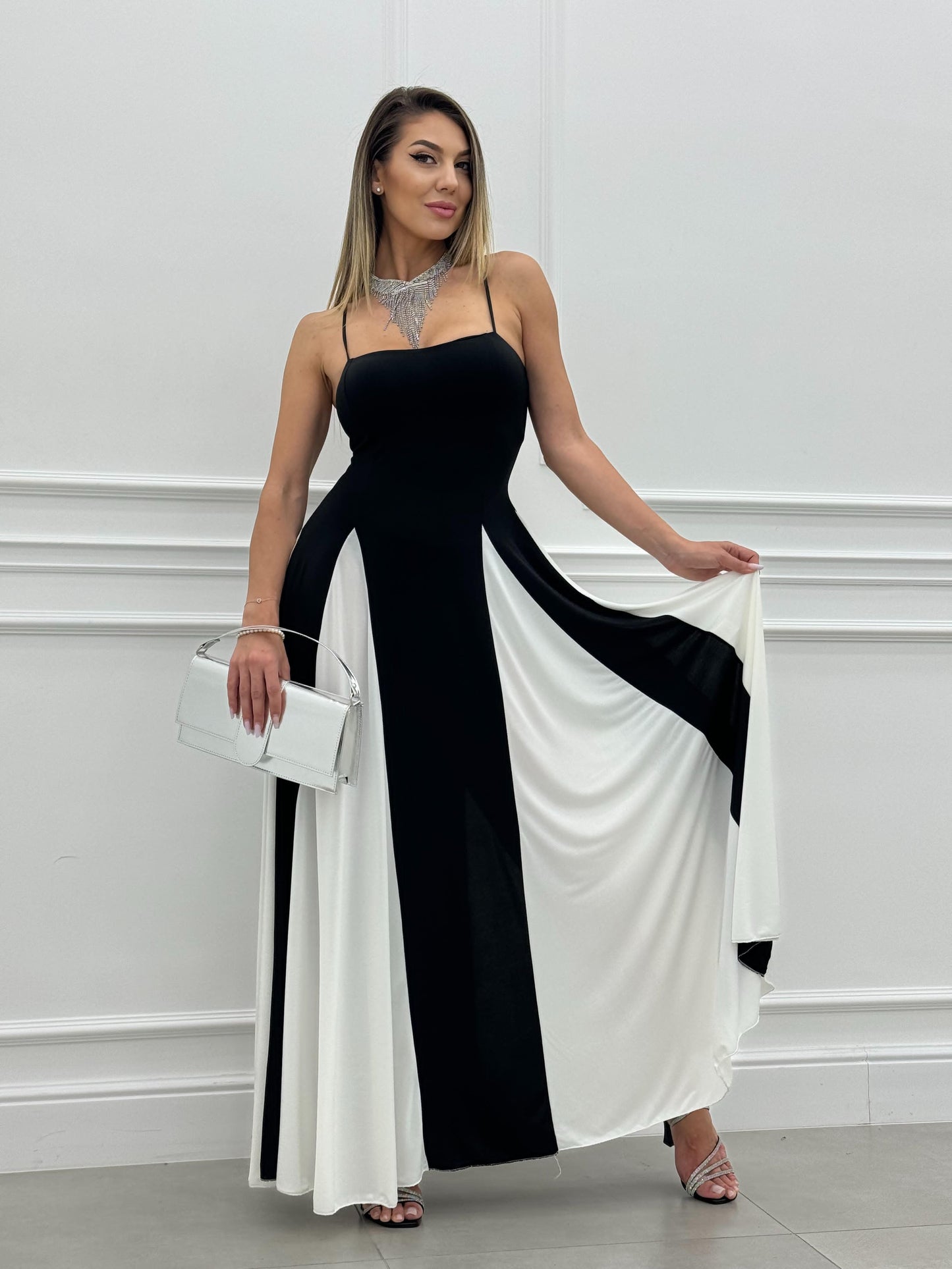 Ponadczasowa i elegancka tiulowa sukienka maxi z panelami i dekoltem w kształcie litery A